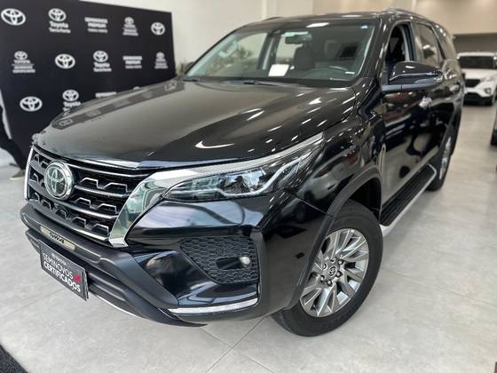 TOYOTA HILUX SW4 2.8 D-4D TURBO DIESEL SRX 7L 4X4 AUTOMÁTICO TOYOTA HILUX SW4 2.8 D-4D TURBO DIESEL SRX 7L 4X4 AUTOMÁTICO
